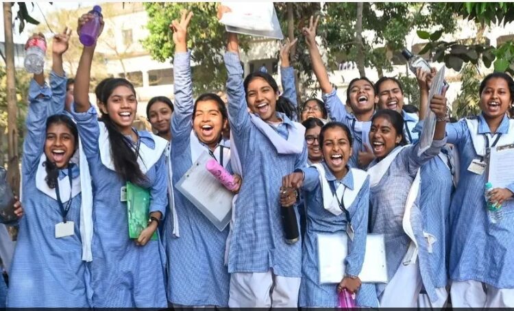  बिहार बोर्ड मैट्रिक रिजल्ट जारी,वेबसाइट क्रैश,फिर लड़कियों ने मारी बाजी