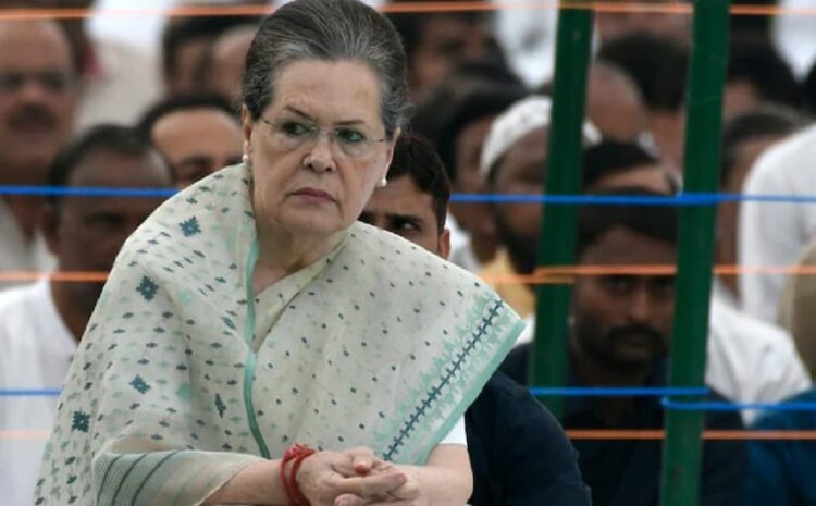  सूरत निकलने से पहले राहुल से मिलने उनके आवास पहुंचीं पूर्व कांग्रेस चीफ सोनिया गांधी