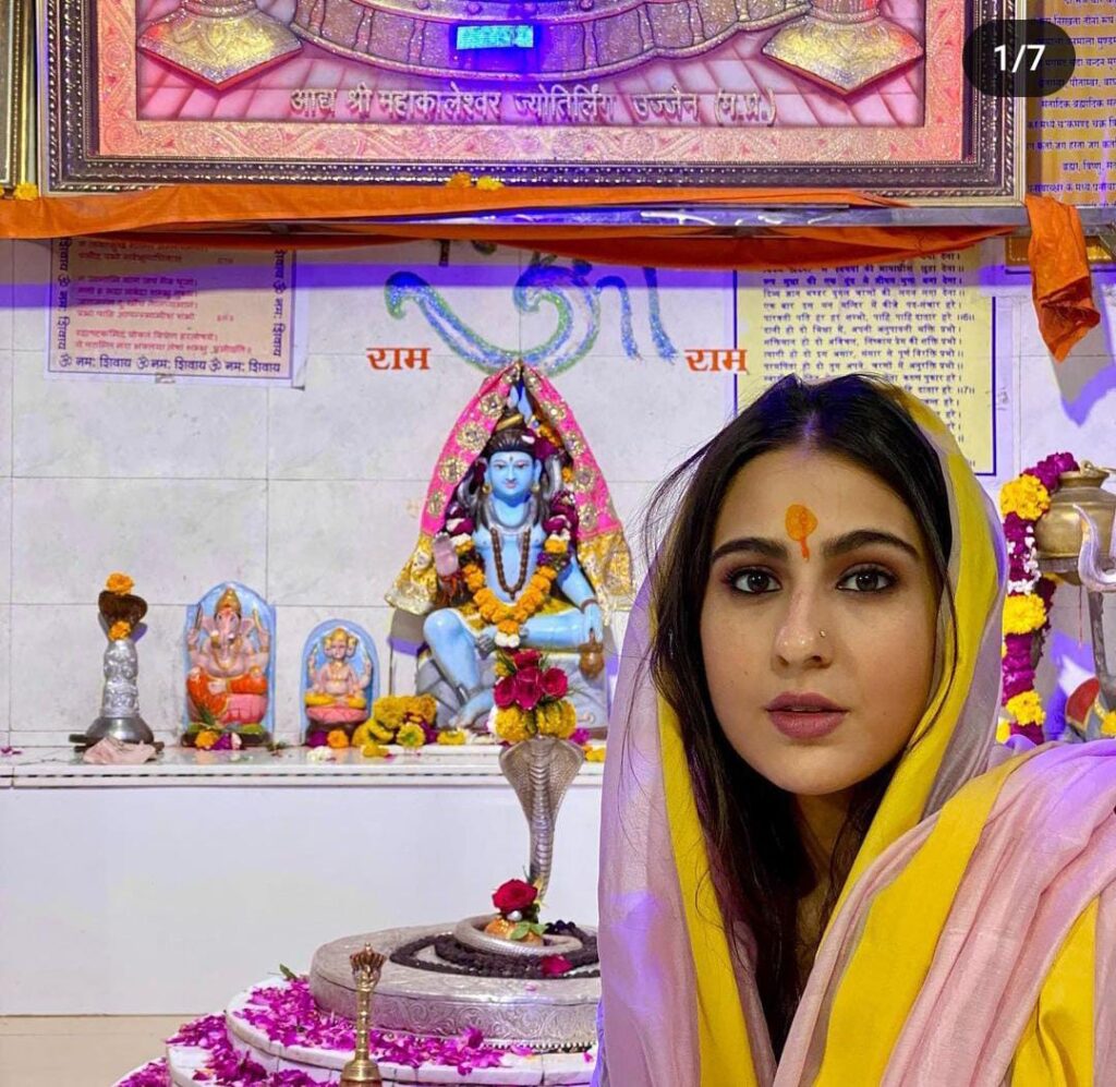 सारा अली खान को लेकर हमेशा से फैंस के अंदर एक हीं सवाल रहता है मां हिंदू,पापा मुस्लिम..तो फिर कौन सा धर्म मानती हैं सारा 2 IMG 20230602 WA0057