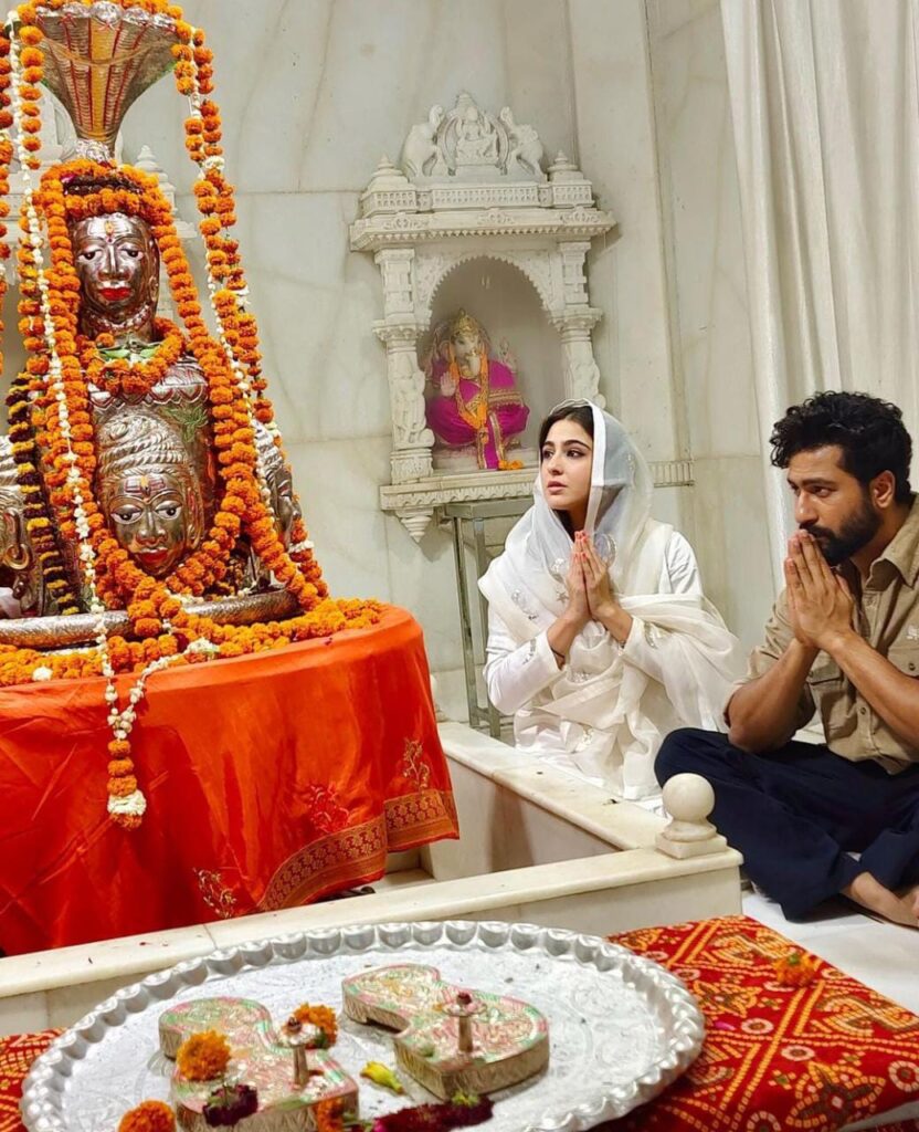 सारा अली खान को लेकर हमेशा से फैंस के अंदर एक हीं सवाल रहता है मां हिंदू,पापा मुस्लिम..तो फिर कौन सा धर्म मानती हैं सारा 1 IMG 20230602 WA0058