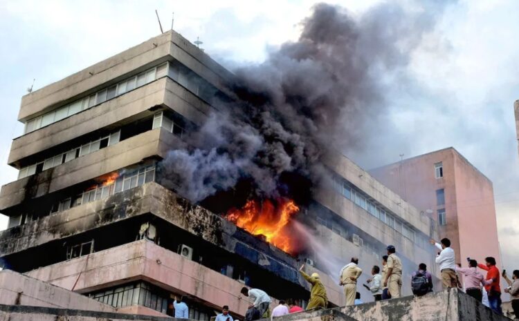 सतपुड़ा भवन की आग में 12000 फाइलें स्वाहा,CM शिवराज ने केंद्र से मांगी मदद,कमलनाथ ने पूछा-जलीं या जलाई गईं
