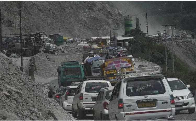 जम्मू-कश्मीर में भारी बारिश और लैंडस्लाइड की वजह से श्रीनगर-जम्मू नेशनल हाईवे बंद