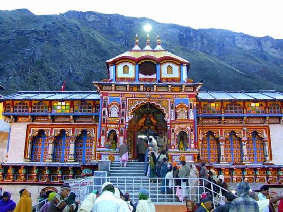 चार धाम यात्रा के लिए देश भर से क्षमता से अधिक श्रद्धालुओं की उमड़ी भीड़,15 जून तक सरकार ने नए रजिस्ट्रेशन पर लगा रखा है रोक 2 badrinath temple