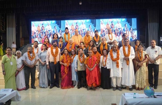 धर्म हमें एकता व शान्ति से रहने की प्रेरणा देता है- देश-विदेश से पधारे विचारकों का मत