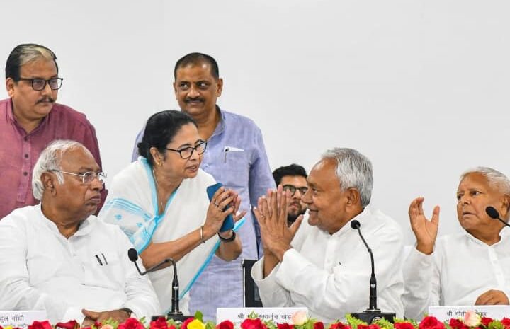 बीजेपी को मात देने के लिए विपक्ष का आज बेंगलुरु में होगा महामंथन,26 दल मिलकर बनाएंगे प्लान