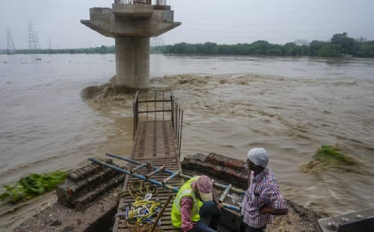 दिल्ली में बढ़ रहा बाढ़ का खतरा,उफान पर यमुना नदी,10 साल बाद बने ऐसे हालात