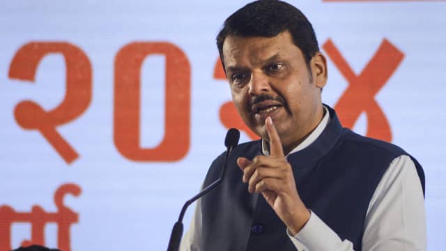 चाचा-भतीजा के मुलाकात पर देवेंद्र फडणवीस दिखे नाराज,नहीं दिया कोई रिएक्शन