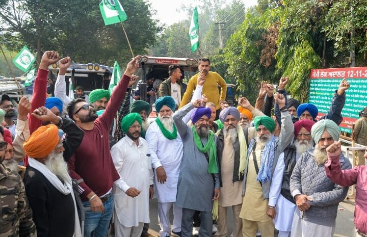  पंजाब में सरकार के खिलाफ किसानों का फुटा गुस्सा,सड़कों पर उतर शुरू किया आंदोलन