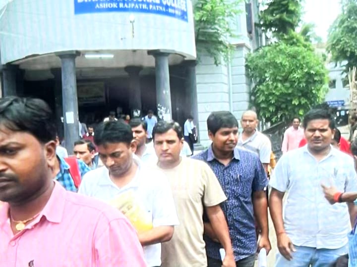 पटना में परीक्षा देने आए शिक्षक अभ्यर्थियों ने एग्जाम सेंटर पर लगाया नीतीश-तेजस्वी के खिलाफ नारा,कहा-इन्हें नहीं देंगे वोट 1 IMG 20230825 WA0075