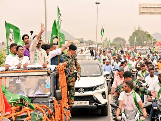 आज पहली बार सीएम हेमंत सोरेन ने किया मंत्री बेबी देवी के पक्ष में चुनाव प्रचार,ओपन गाड़ी से निकले सड़को पर 1 IMG 20230903 WA0140