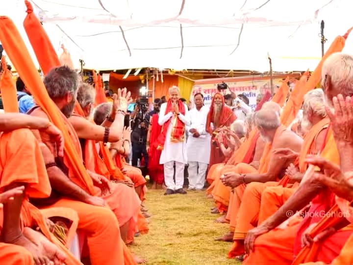 चुनाव से पहले संतों के शरण में पहुंचे सीएम गहलोत,बीजेपी को जबाव देने के लिए तैयार की धर्म से जुड़ा हुआ रणनीति 1 IMG 20230908 WA0044