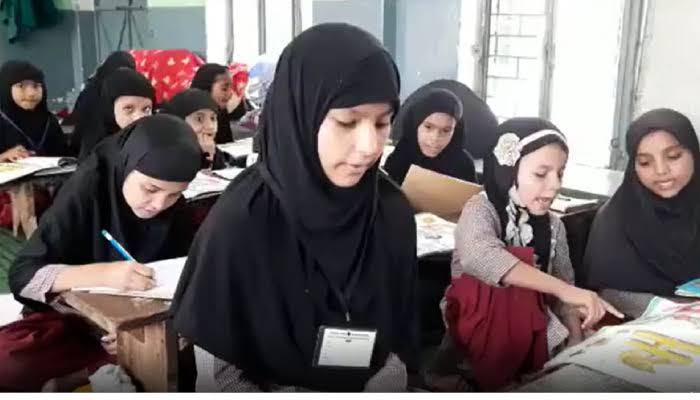 योगी के राज में मदरसे में भी होने लगा उर्दू के साथ संस्कृत की पढ़ाई,मुस्लिम बच्चे हीं नहीं बल्कि हिन्दू बच्चे भी जा रहे हैं पढ़ने 2 IMG 20230914 WA0058