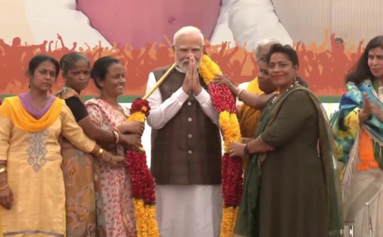  पार्टी मुख्यालय में महिला कार्यकर्ताओं ने किया PM मोदी का ग्रैंड वेलकम,बरसाए फूल और कहा-मोदी है तो मुमकिन है