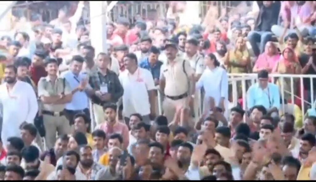 धीरेंद्र शास्त्री ने किया देश के निर्माण के लिए हिंदू राष्ट्र का आह्वान,कहा-भारत में रहना होगा तो सीताराम कहना होगा 1 IMG 20230925 WA0031