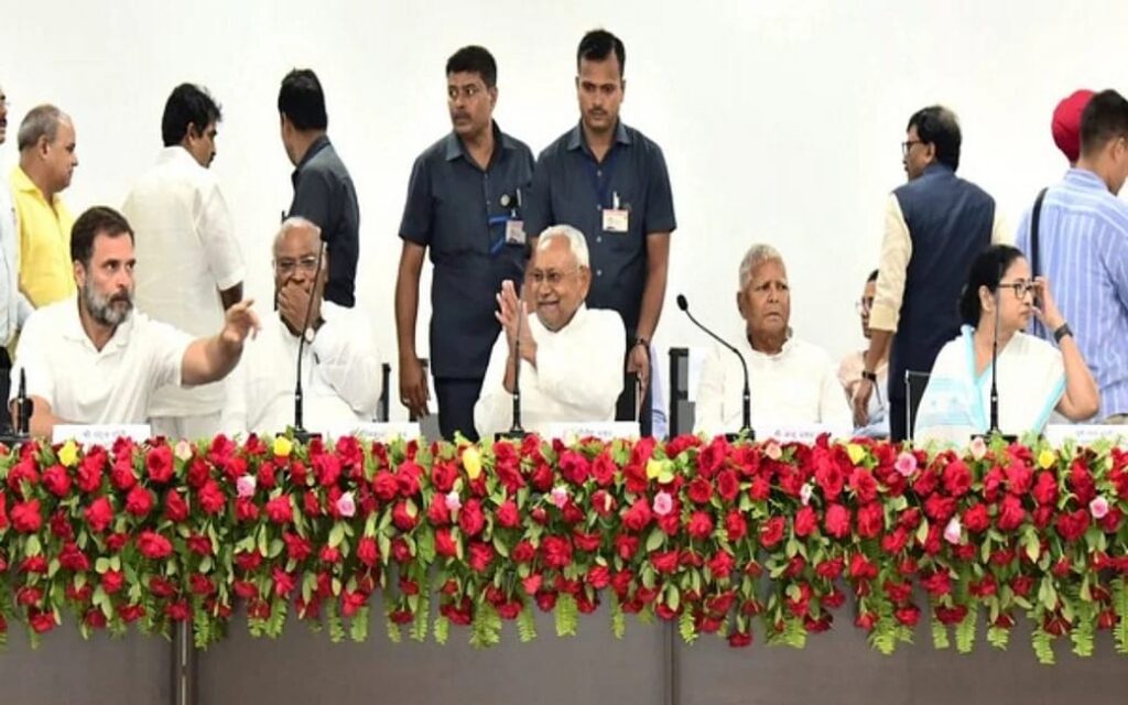 बार-बार लालू-नीतीश की हो रही है मुलाकात,मिलने के लिए आज लालू यादव खुद चले गए सीएम आवास 1 IMG 20230928 WA0020