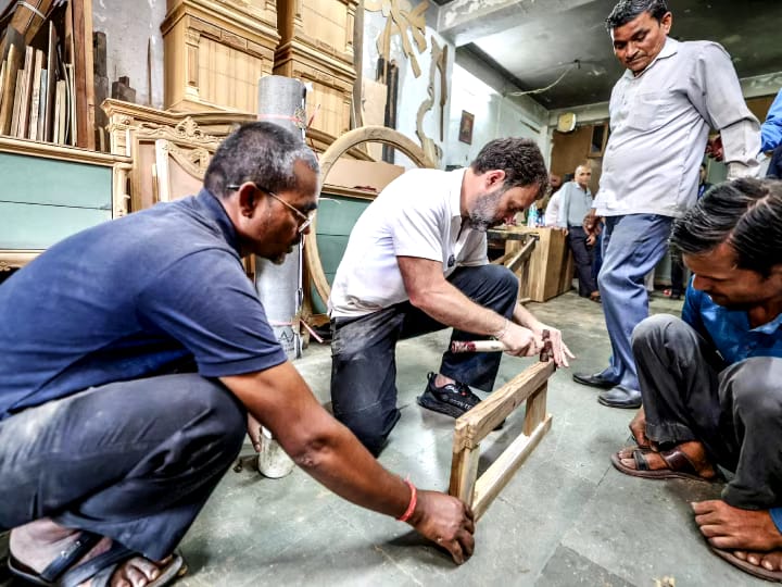 कुली बनने के बाद फर्नीचर मिस्त्री की भूमिका में दिखे राहुल गांधी,फर्नीचर मार्केट में आरी और हथौड़े के साथ आए नजर 1 IMG 20230928 WA0043