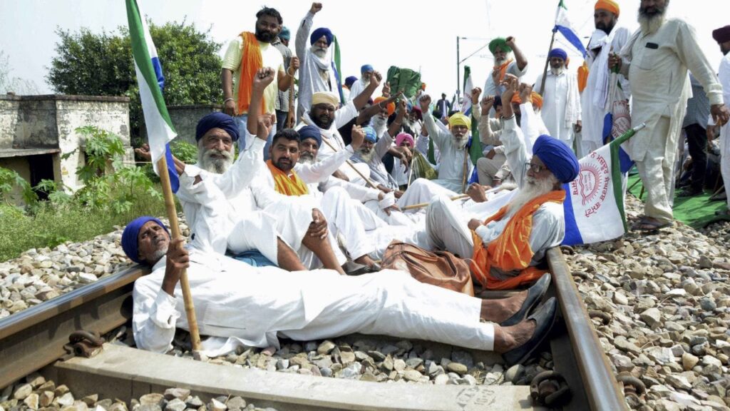 किसानों का ‘रेल रोको’आंदोलन आज भी रहेगा जारी,रेलवे ने 92 ट्रेनों को किया रद्द क्योंकि पटरी पर बैठकर किसान कर रहे हैं आंदोलन 1 IMG 20230929 WA0007