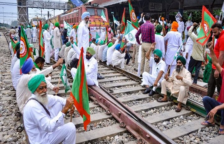  किसानों का ‘रेल रोको’आंदोलन आज भी रहेगा जारी,रेलवे ने 92 ट्रेनों को किया रद्द क्योंकि पटरी पर बैठकर किसान कर रहे हैं आंदोलन