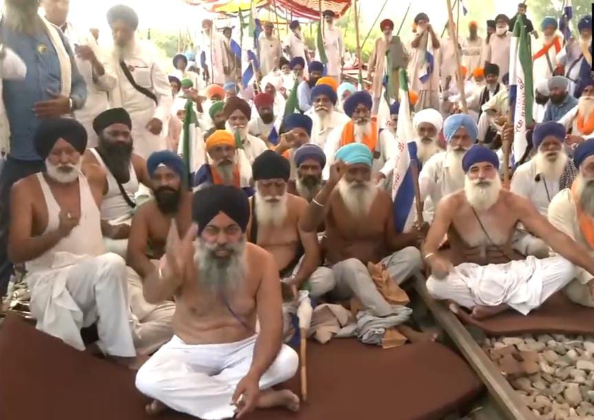 किसानों का आज तीसरे दिन भी जारी रहेगा रेलवे ट्रैक पर प्रदर्शन,200 से अधिक ट्रेनें की गई कैंसिल 1 IMG 20230930 WA0016
