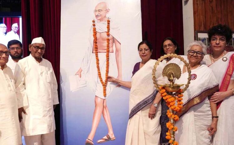 ईश्वर ने महात्मा गाँधी को संसार में एक विशेष मसीहा के रूप में भेजा था :डा. जगदीश गाँधी