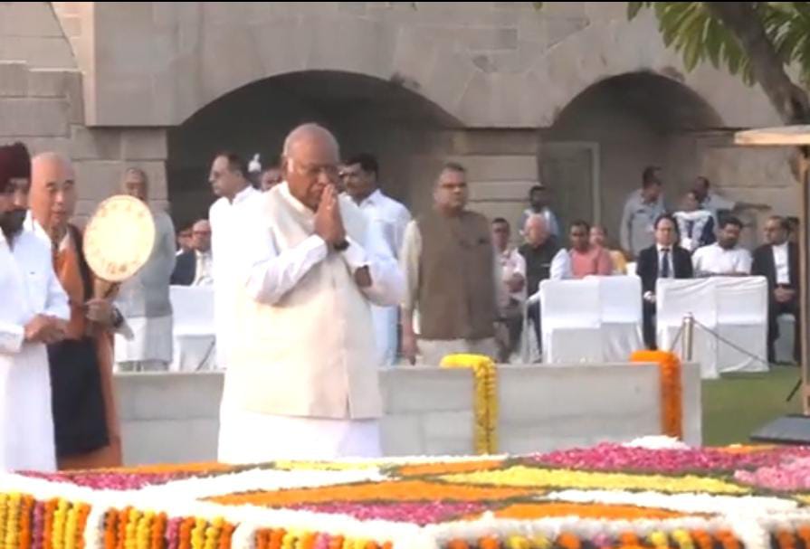 प्रधानमंत्री मोदी ने राजघाट पहुंच कर महात्मा गांधी को अर्पित की श्रद्धांजलि,शाम को सर्वधर्म सभा का होगा आयोजन 1 IMG 20231002 WA0006