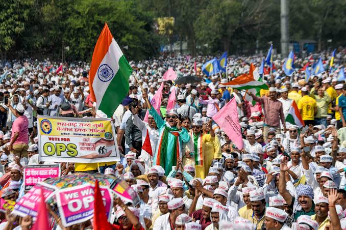 मोदी सरकार के विरोध में उतरे 20 राज्यो के हजारों सरकारी कर्मचारी,दिल्ली के रामलीला मैदान में दिया धरना