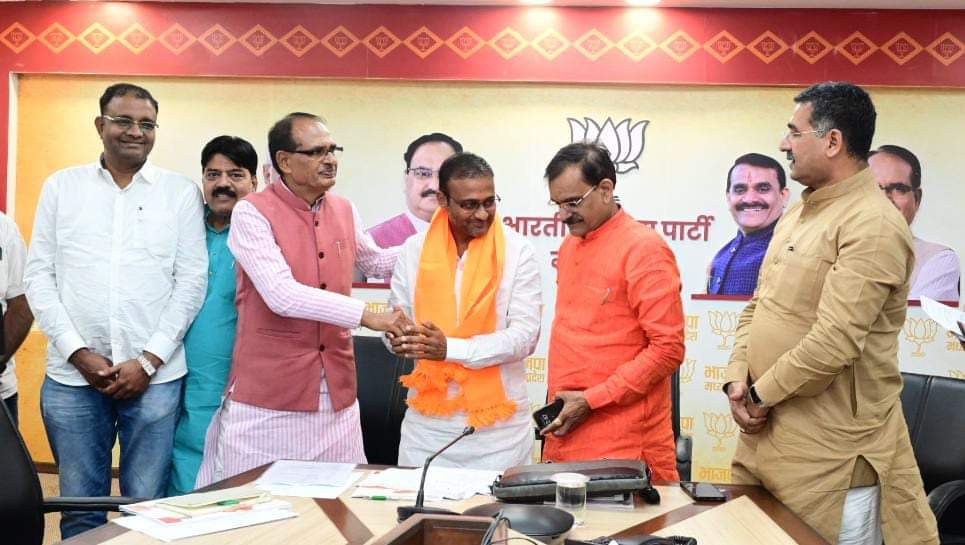 एमपी में कांग्रेस को लगा बड़ा झटका,राहुल के विधायक ने थामा बीजेपी का दामन 1 IMG 20231008 WA0042