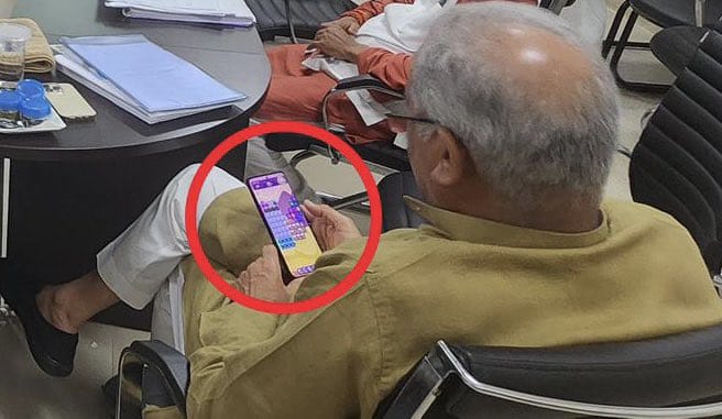  मीटिंग में कैंडी क्रश खेलते हुए वायरल हुई फोटो तो सीएम बघेल ने भाजपा पर किया पलटवार,कहा-हम कुछ भी करें तो उनको बहुत ऐतराज है