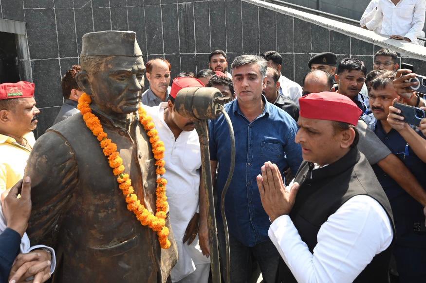 ताला बंद देख गेट को फांद कर जेपी की प्रतिमा पर अखिलेश ने किया माल्यार्पण,कहा-स्मारक को सरकार ने बर्बाद कर दिया 1 IMG 20231011 WA0040 1