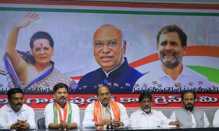 अन्य दलों को छोड़कर कांग्रेस में आए 12 लोगों को टिकट दिए जाने से पार्टी नेताओं ने शुरू किया हाई वोल्टेज ड्रामा,पार्टी में मचा विद्रोह 1 IMG 20231016 WA0014