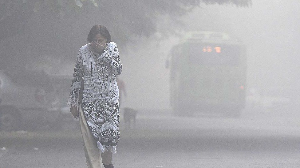 दिल्ली की हवा हुई जानलेवा,दिवाली से पहले पूरी दिल्ली हुई धुआं-धुंआ,300 के पर पहुंची AQI 1 IMG 20231024 WA0005