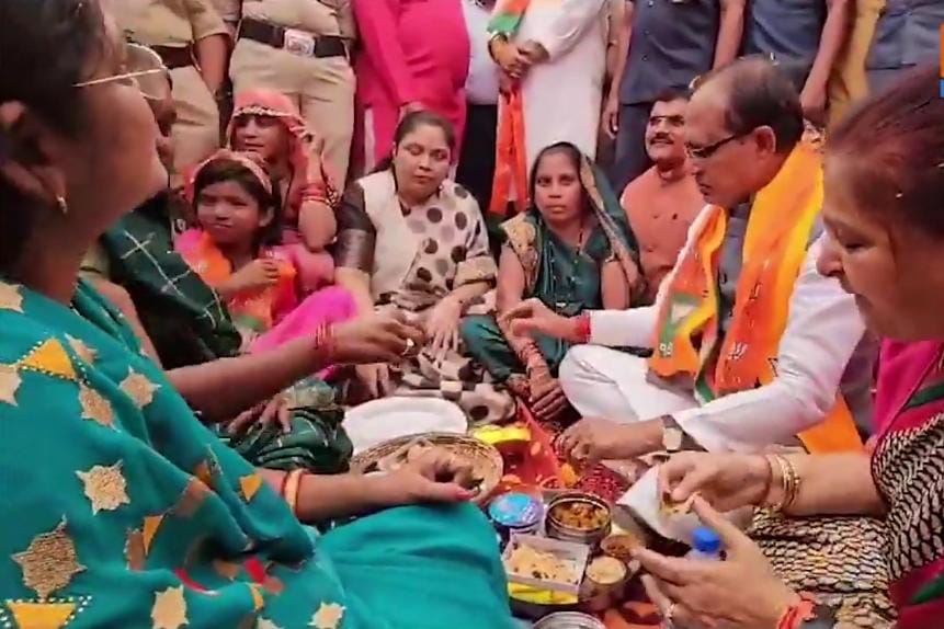 चुनावी माहौल बनाने में जुटे सीएम शिवराज,धुलकोट में बहनों संग खाया खाना 1 IMG 20231028 WA0037