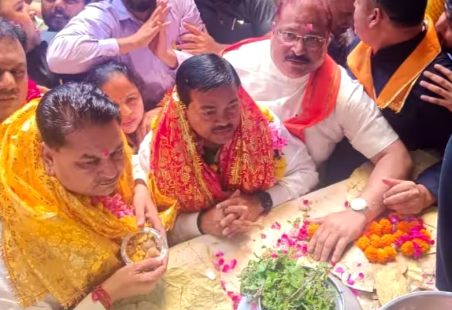 केंद्रीय मंत्री की दबंगई आई सामने,बांके बिहारी मंदिर में निकास द्वार से जबरदस्ती हुए प्रवेश 1 IMG 20231008 160255