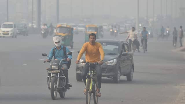 दिल्ली की जहरीली हवा ने लोगों में पैदा कर दिया कई तरह की बिमारियां,नोएडा में हुआ और भी बुरा हाल 1 IMG 20231103 WA0000