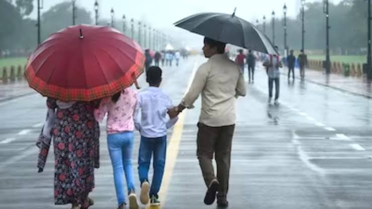 प्रदूषण से लोगों को मिली थोड़ी राहत,दिल्ली वालों के लिए बारिश बना खुशियों का जरिया