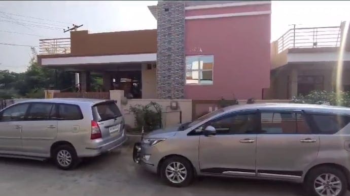 सीएम केसीआर की पार्टी की नेता सबिता इंद्रा रेड्डी के रिश्तेदारों के आवास पर IT ने की छापेमारी 1 IMG 20231113 WA0019