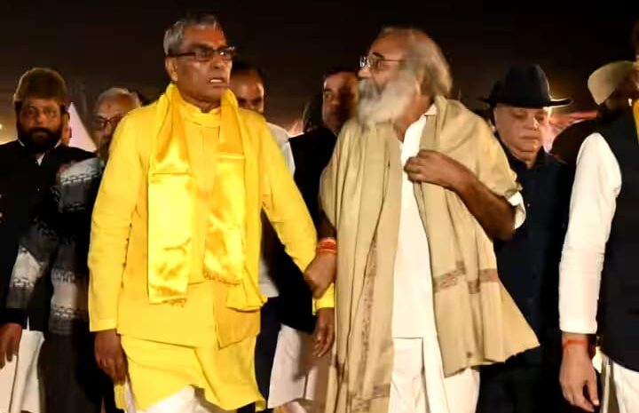 बीजेपी में शामिल होंगे आचार्य प्रमोद कृष्णम?ओम प्रकाश राजभर का हाथ थामे दिखे आचार्य प्रमोद कृष्णम