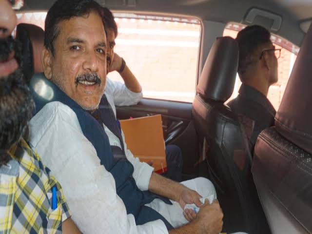 शराब मामले में केजरीवाल के सांसद संजय सिंह की बढ़ी मुश्किलें,कोर्ट ने बढ़ाई 4 दिसंबर तक न्यायिक हिरासत 1 IMG 20231124 WA0025