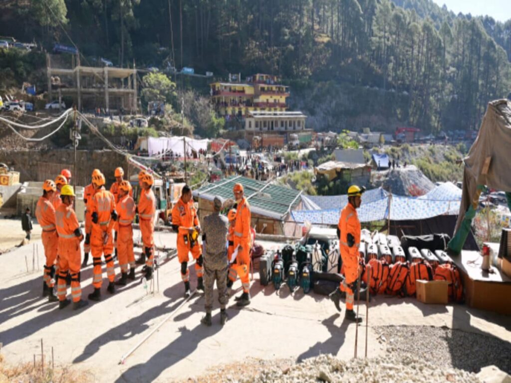 टनल में फंसे 41 मजदूर आज आ सकते हैं बाहर,रेस्क्यू का काम लगातार है जारी 1 IMG 20231124 WA0026