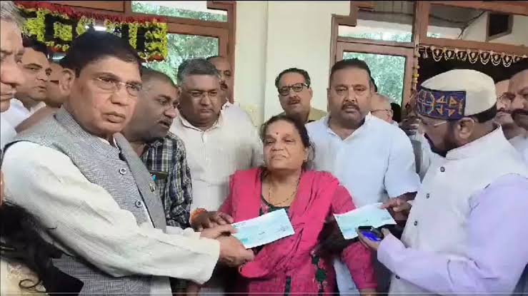 शहीद कैप्टन शुभम की मां को जबरदस्ती चेक देने पर ओवैसी ने बीजेपी पर साधा निशाना,कहा-उसने अपना बेटा खोया है,तुम पब्लिसिटी कर रहे हो 1 IMG 20231126 WA0008