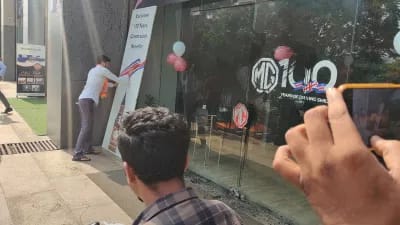 चाइनीज शोरूम पर राज ठाकरे की पार्टी ने बोला हमला,मराठी में नहीं लिखे थे बोर्ड