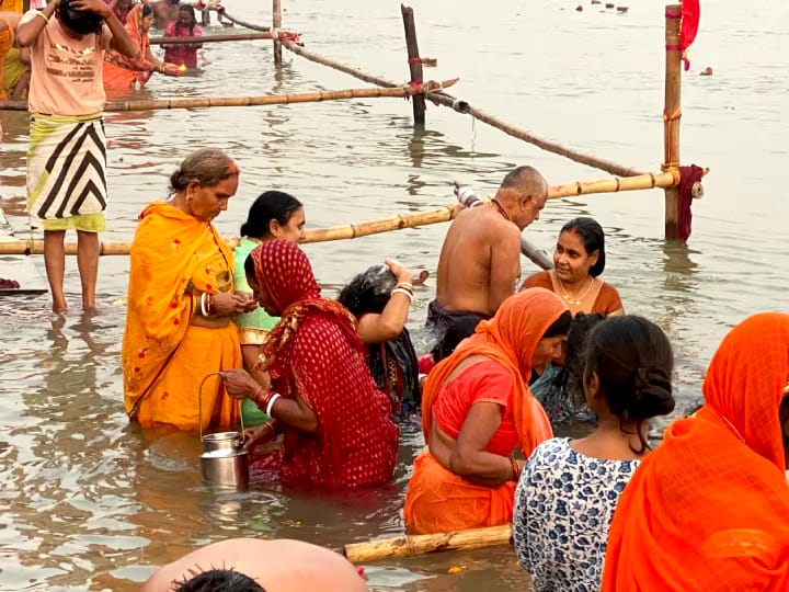 पटना में घाटों पर देर रात से हीं उमड़ी श्रद्धालुओं की भीड़,आज सुबह से हीं भक्तों ने गंगा नदी में डुबकी लगाकर की पूजा-अर्चना 1 IMG 20231127 WA0004