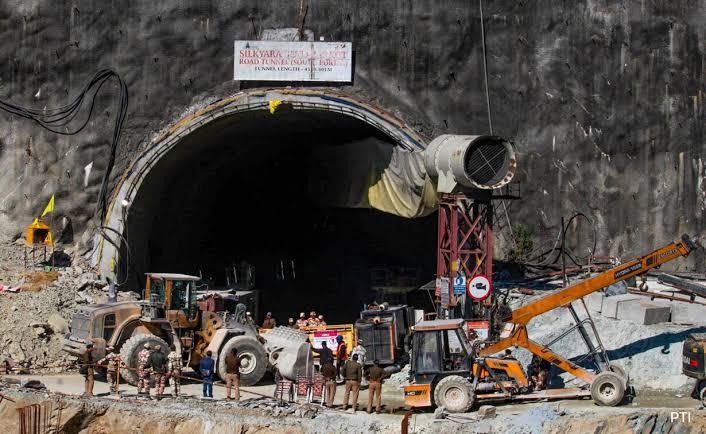 41 श्रमिकों को बचाने के लिए नई कोशिशें लगातार है जारी,जायजा लेने के लिए उत्तरकाशी पहुंचे पीएम मोदी के मुख्य सचिव 1 IMG 20231127 WA0005 1