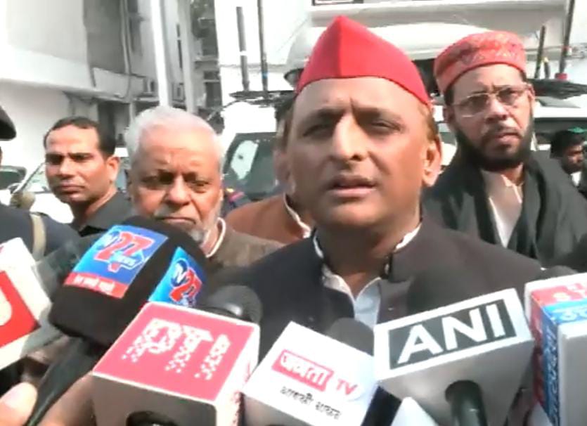 शीतकालीन सत्र के पहले दिन सपा नेताओं को काले कपड़े पहनकर आना पड़ गया भारी,बोले डिप्टी सीएम-देश को किया गया है शर्मिंदा 1 IMG 20231128 WA0036