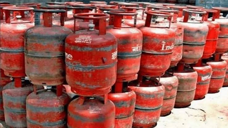 गैस सिलेंडर के दामों में 21 रुपये की हुई बढ़ोतरी,चुनाव खत्म होते हीं LPG सिलेंडर की कीमतों में हुआ इजाफा 1 IMG 20231201 WA0004