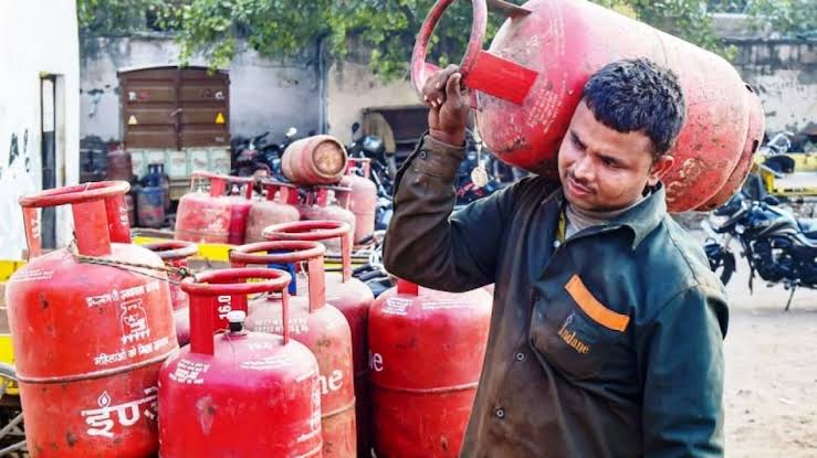 गैस सिलेंडर के दामों में 21 रुपये की हुई बढ़ोतरी,चुनाव खत्म होते हीं LPG सिलेंडर की कीमतों में हुआ इजाफा