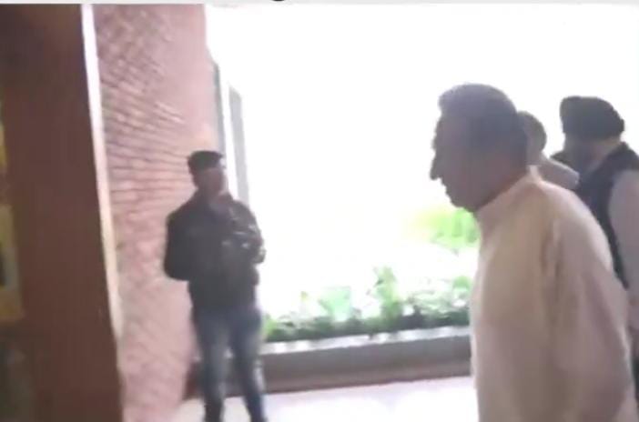 सीएम शिवराज सिंह चौहान से मिलने पहुंचे कमलनाथ,शिवराज ने गर्मजोशी से किया स्वागत 1 IMG 20231204 WA0042
