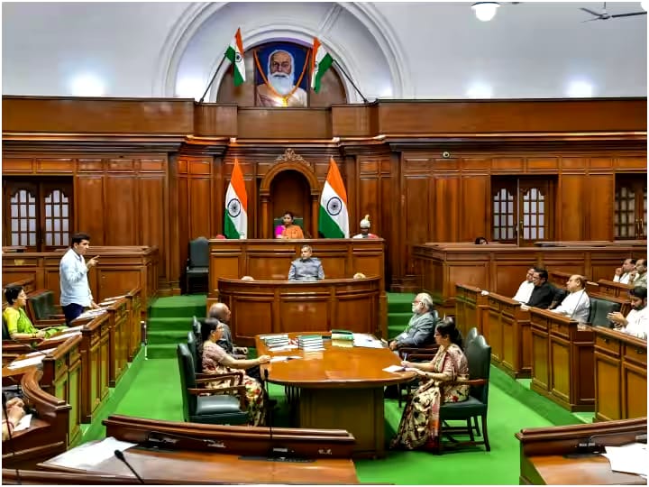दिल्ली विधानसभा में आज हुई जमकर हंगामा,बीजेपी के चार विधायकों को मार्शल ने किया आउट 1 IMG 20231215 WA0021