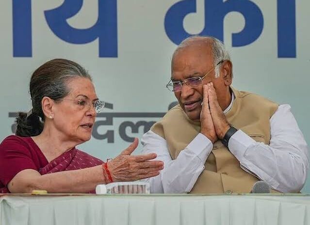 राम मंदिर प्राण प्रतिष्ठा के लिए मल्लिकार्जुन खरगे और सोनिया गांधी को अयोध्या ट्रस्ट ने भेजा निमंत्रण,क्या शामिल होंगे कांग्रेसी नेता?