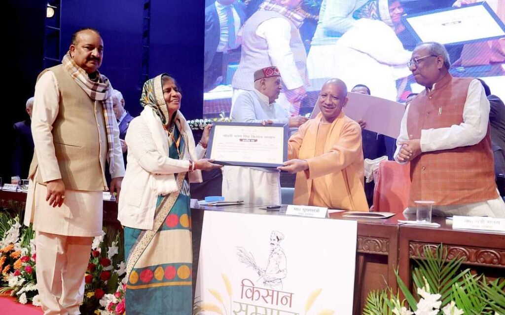 योगी आदित्यनाथ ने उठाया उपराष्ट्रपति की नकल उतारने का मुद्दा,बोले-कुछ लोग संवैधानिक पद पर बैठे लोगों का कर रहे हैं अपमान 1 IMG 20231223 WA0009